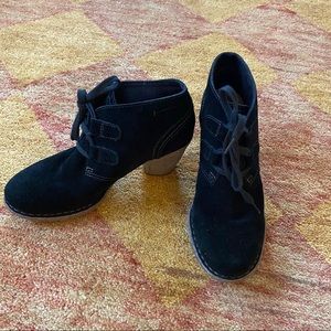 Clark’s Artisan black suede tie bootie sz 7.5